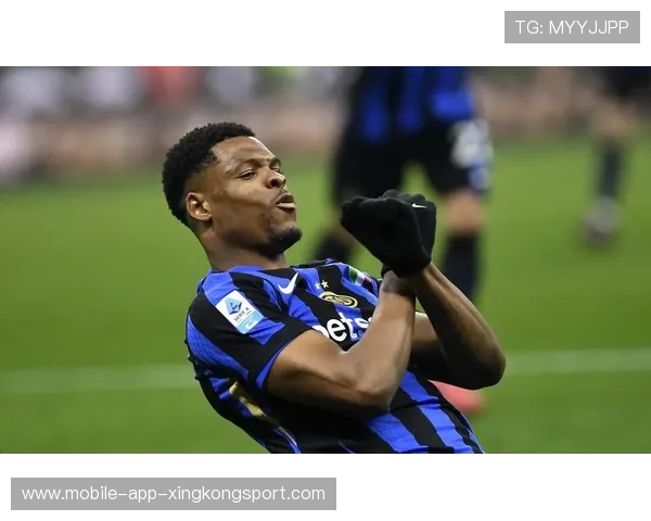 国米邓弗里斯身体对抗凶猛