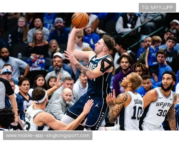 东契奇大范围分球制造空位三分，独行侠节奏平稳